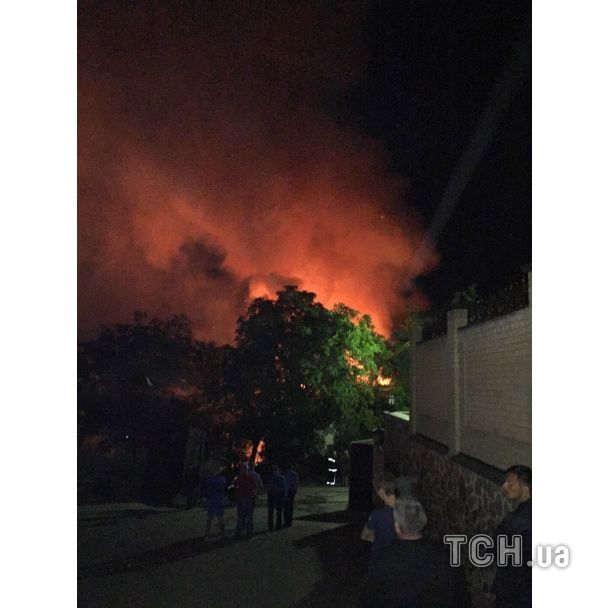 Вночі в елітному районі Києва сталася масштабна пожежа: фотофакт