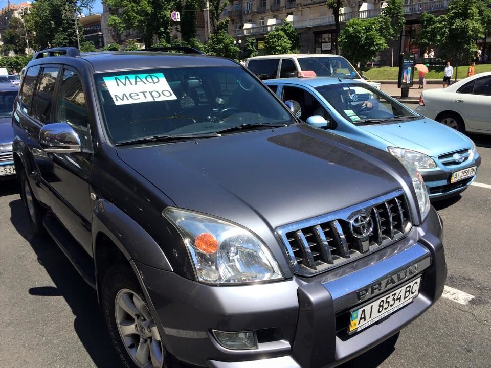 "Бедные" владельцы МАФов перекрыли дорогу в Киеве дорогими иномарками: фотофакт