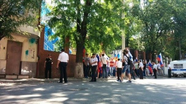 Они еще и обиделись! Недовольные россияне пикетируют разгромленное консульство Украины в Ростове