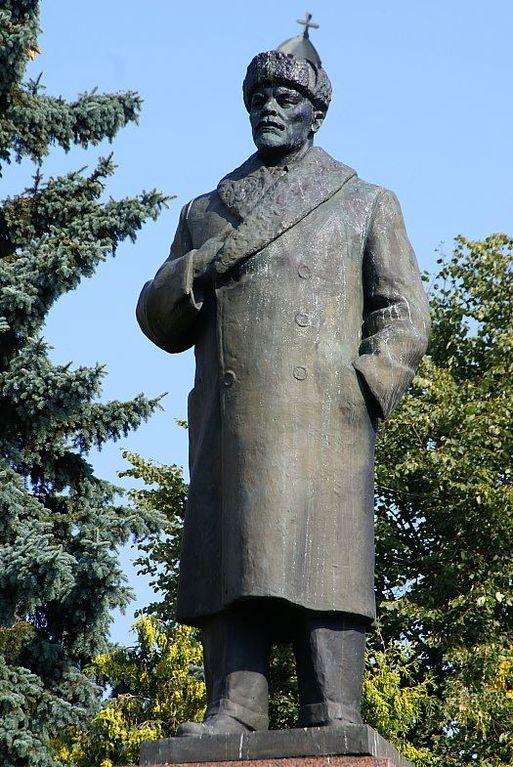 Владимир Ильич меняет профессию. В сети придумали, как без насилия преобразить Ленина: фото памятников