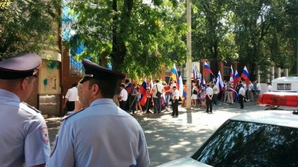 Они еще и обиделись! Недовольные россияне пикетируют разгромленное консульство Украины в Ростове