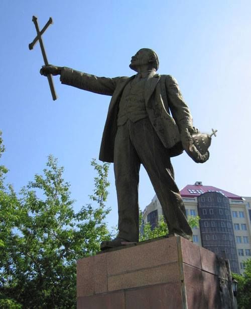 Владимир Ильич меняет профессию. В сети придумали, как без насилия преобразить Ленина: фото памятников