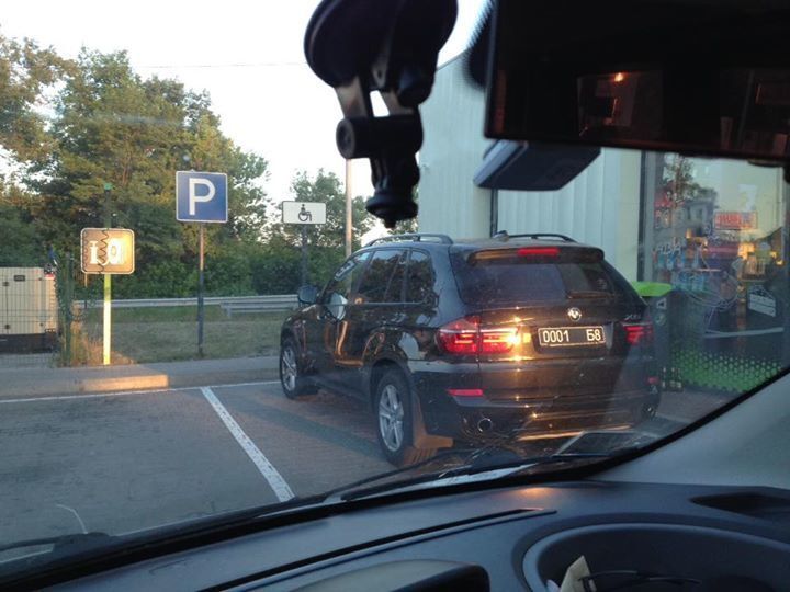 Под Киевом заметили "холеных" военных на элитном авто: фотофакт