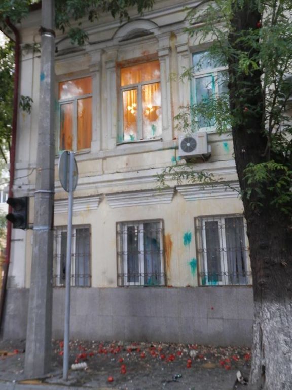 День ненависті до України: МЗС показало фото погрому консульства в Ростові