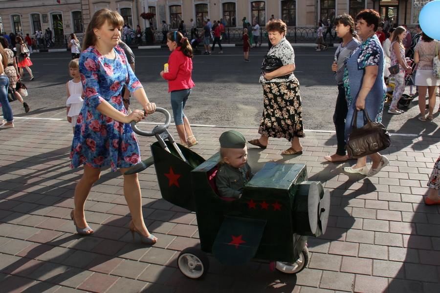 "Армата" курить збоку"! У Росії дітей возили у військових колясках: фотофакт