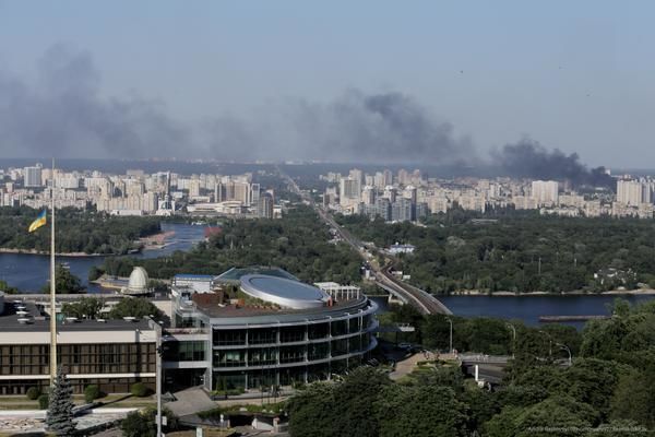 На Дарниці в Києві трапилася масштабна пожежа: фото НП