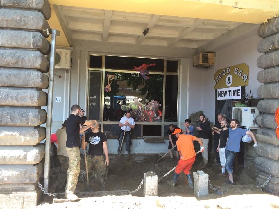 Повінь в Тбілісі. Грузини в єдиному пориві розчищають місто: дивовижні фото