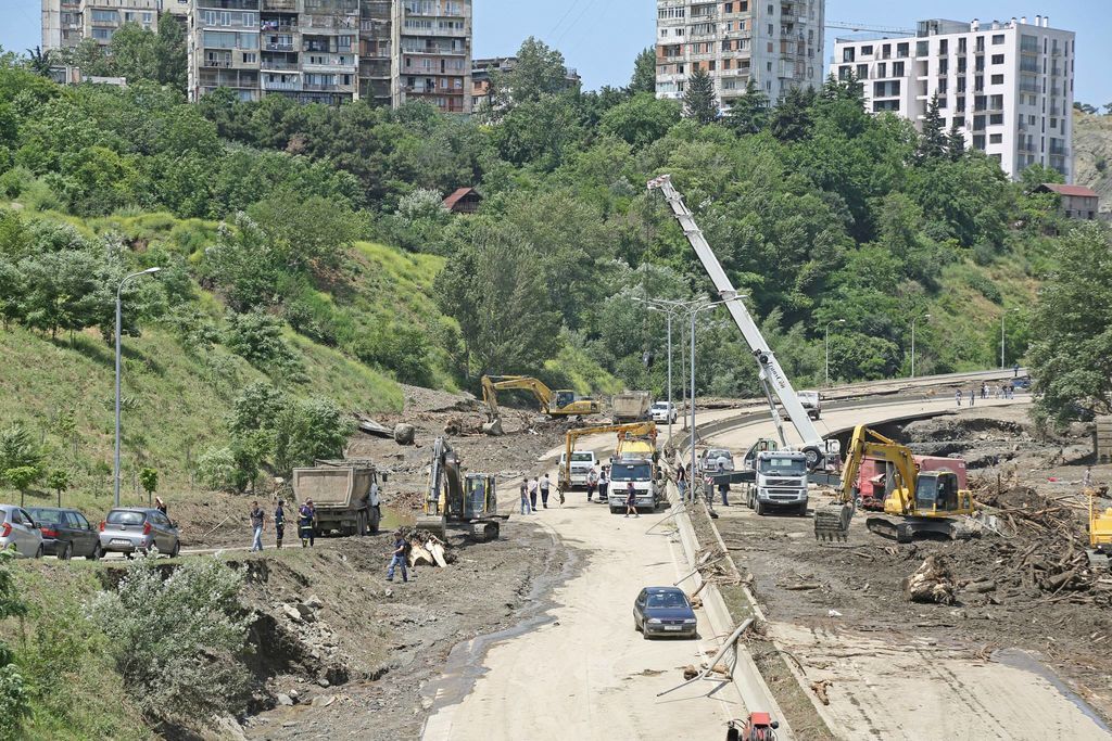 Наводнение в Тбилиси. Грузины в едином порыве расчищают город: удивительные фото