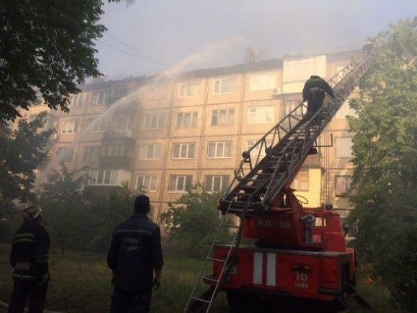 На Дарниці в Києві трапилася масштабна пожежа: фото НП