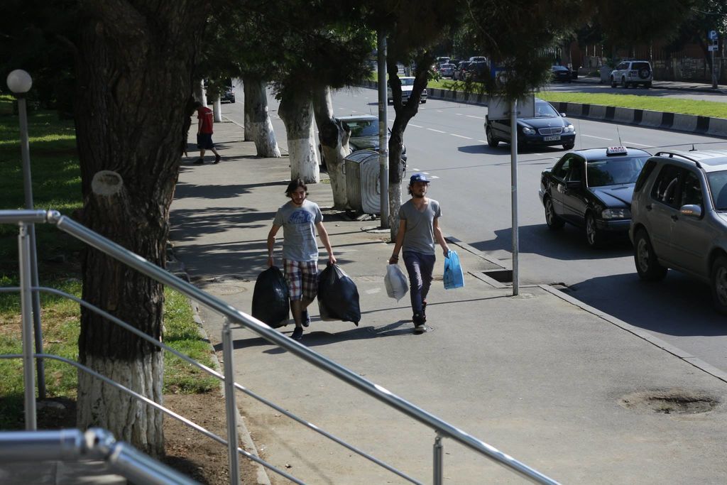 Повінь в Тбілісі. Грузини в єдиному пориві розчищають місто: дивовижні фото