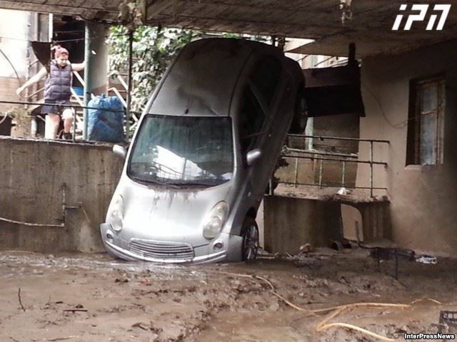 Повінь в Тбілісі. Квітуче місто перетворився на брудне місиво: фото стихії