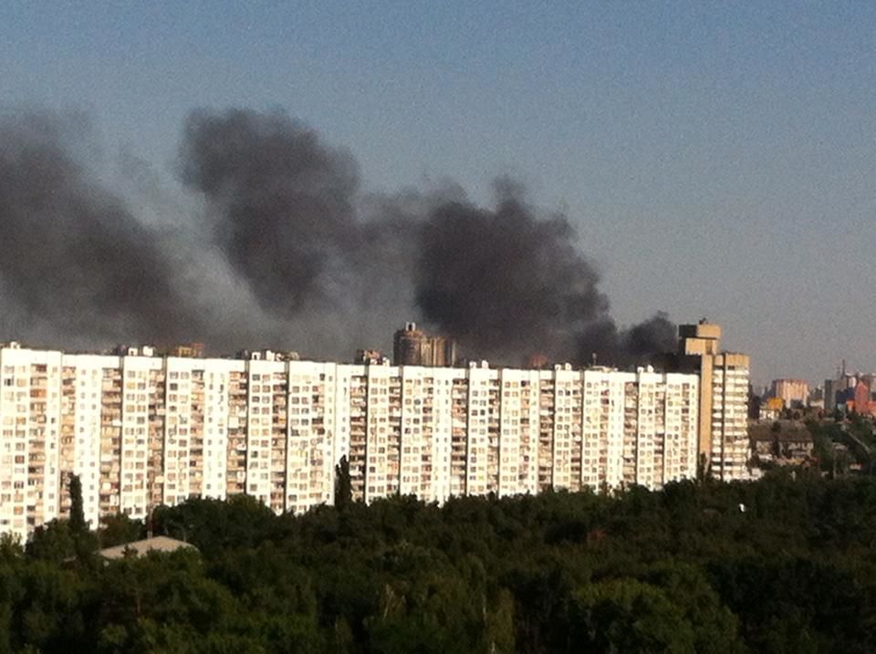 На Дарниці в Києві трапилася масштабна пожежа: фото НП