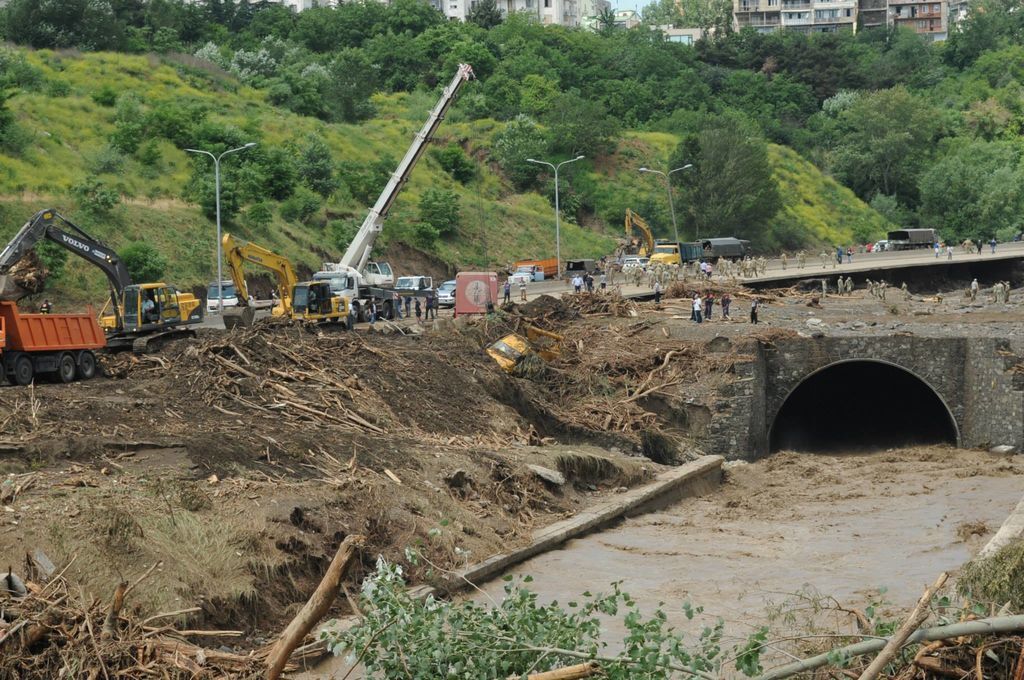 Повінь в Тбілісі. Грузини в єдиному пориві розчищають місто: дивовижні фото