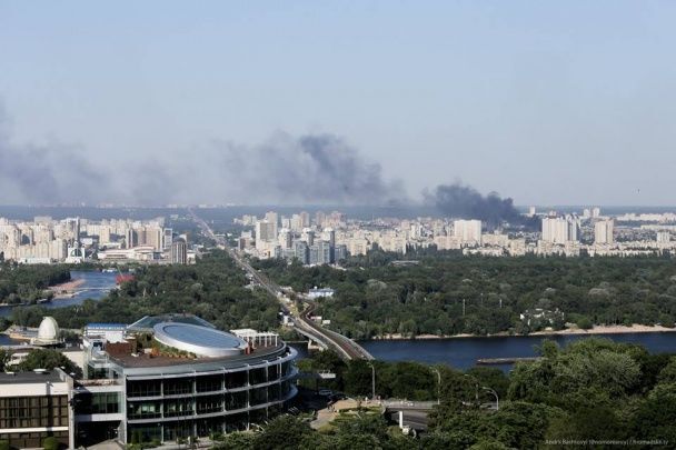 Стали известны подробности масштабного пожара на Дарнице в Киеве: фото и видео ЧП