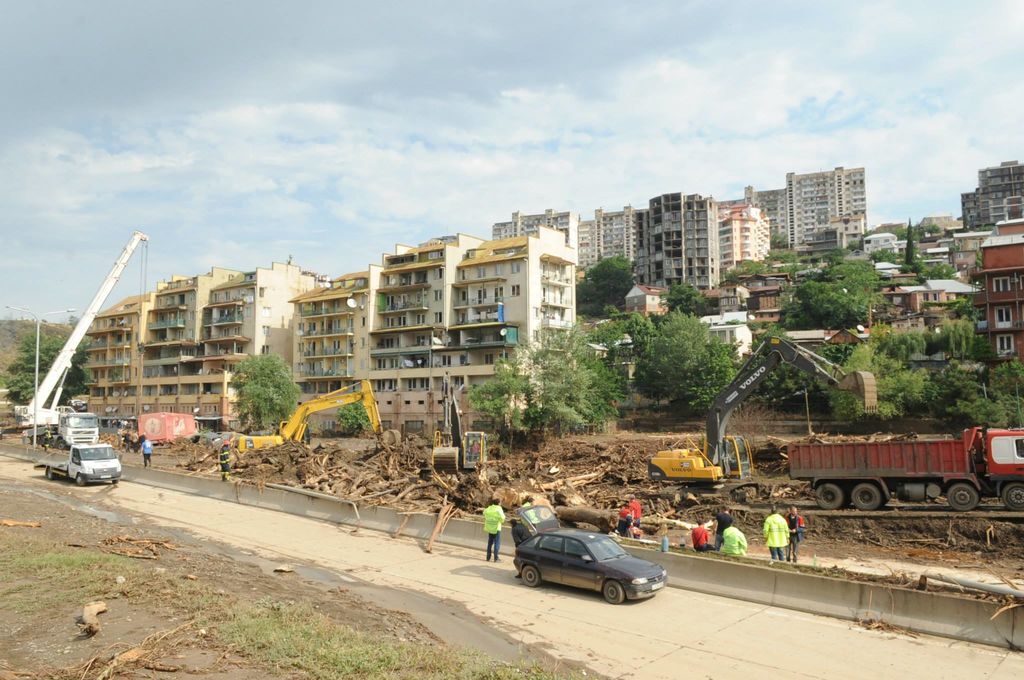 Повінь в Тбілісі. Грузини в єдиному пориві розчищають місто: дивовижні фото