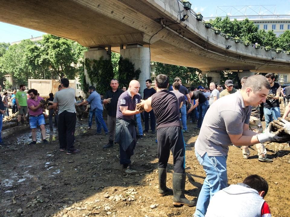 Наводнение в Тбилиси. Грузины в едином порыве расчищают город: удивительные фото