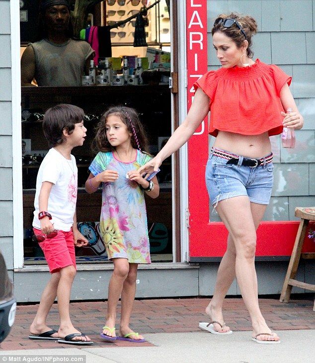 45-летняя Дженнифер Лопес отправилась на шопинг с детьми: как выглядит ее попа без фотошопа
