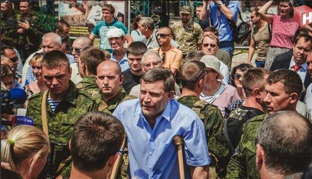 Главарь "ДНР" с жалким видом и на костылях появился на митинге в Донецке: опубликованы фото