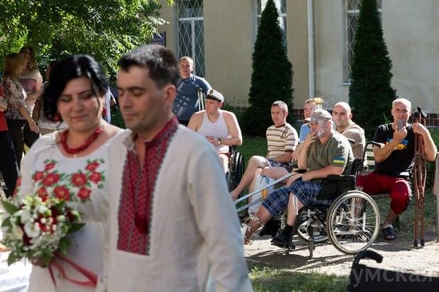 Боєць АТО, що вийшов із коми, зіграв весілля у госпіталі: опубліковані фото