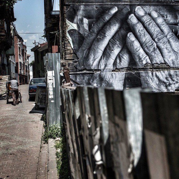 Морщины города: улицы Турции заполонили гигантские старики