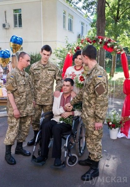 Боєць АТО, що вийшов із коми, зіграв весілля у госпіталі: опубліковані фото