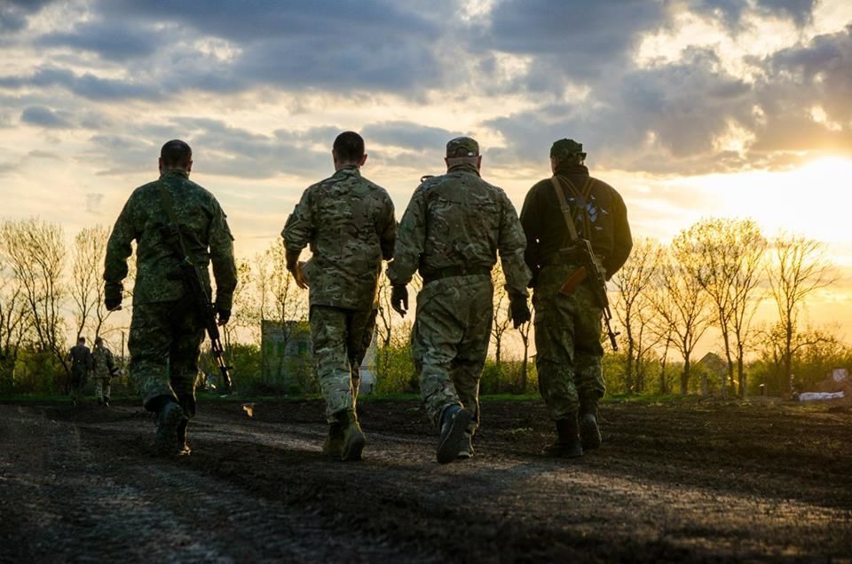 "Азов" опублікував підбірку "романтичних" фото з фронту