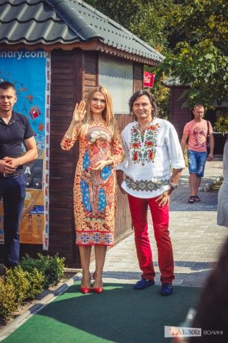 Сумская и Борисюк в красочных украинских нарядах вновь обменялись клятвами в Луцке