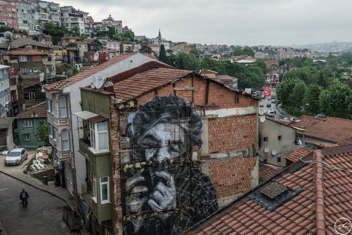 Морщины города: улицы Турции заполонили гигантские старики