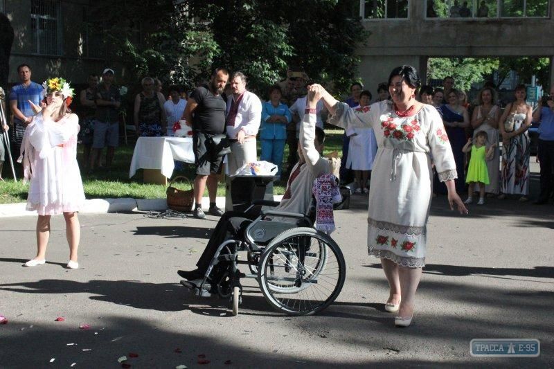 Вышедший из комы боец АТО сыграл свадьбу в госпитале: опубликованы фото