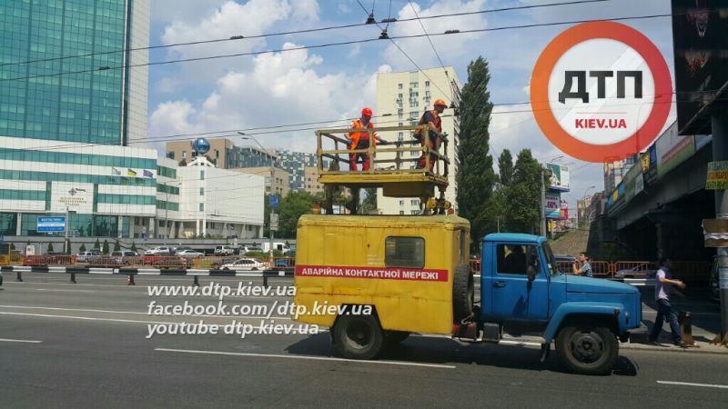 В Киеве фура оборвала провода: повреждены несколько автомобилей