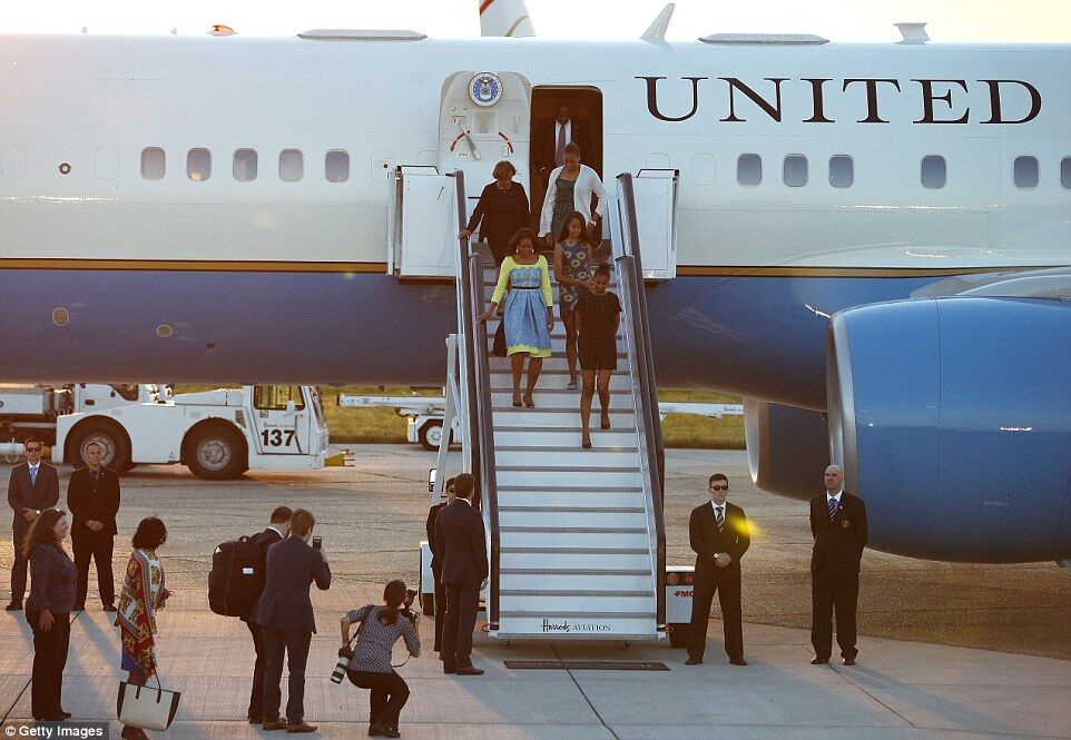 Мишель Обама с дочерью прилетели в  Британию в платьях цветов украинского флага 