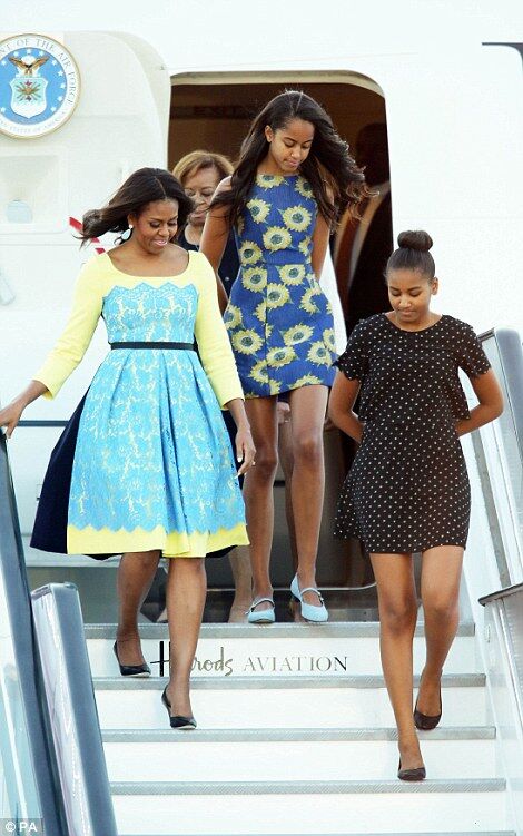 Мишель Обама с дочерью прилетели в  Британию в платьях цветов украинского флага 