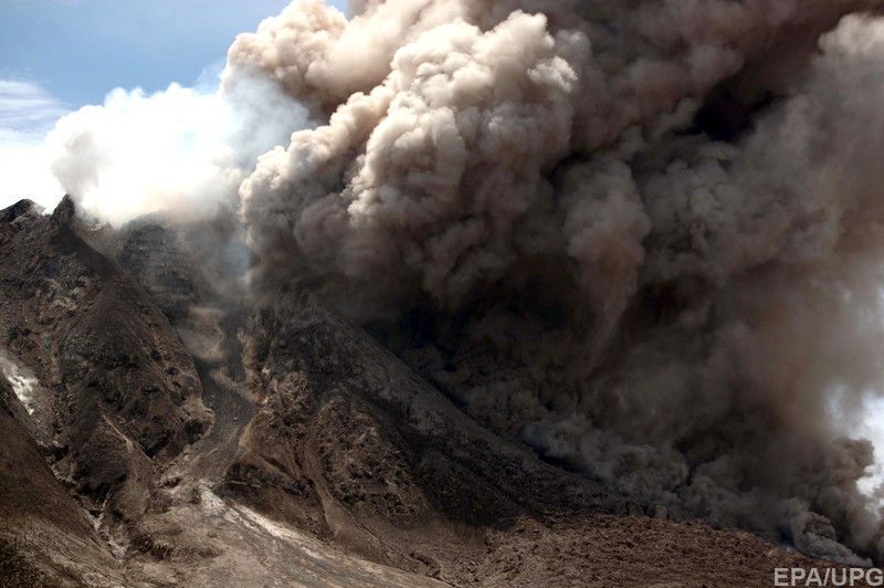 Тисячі жителів Суматри змушені тікати від масштабного виверження вулкана