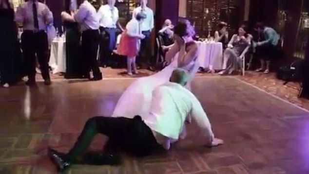 Пьяный жених любовным танцем довел невесту до слез: видеофакт