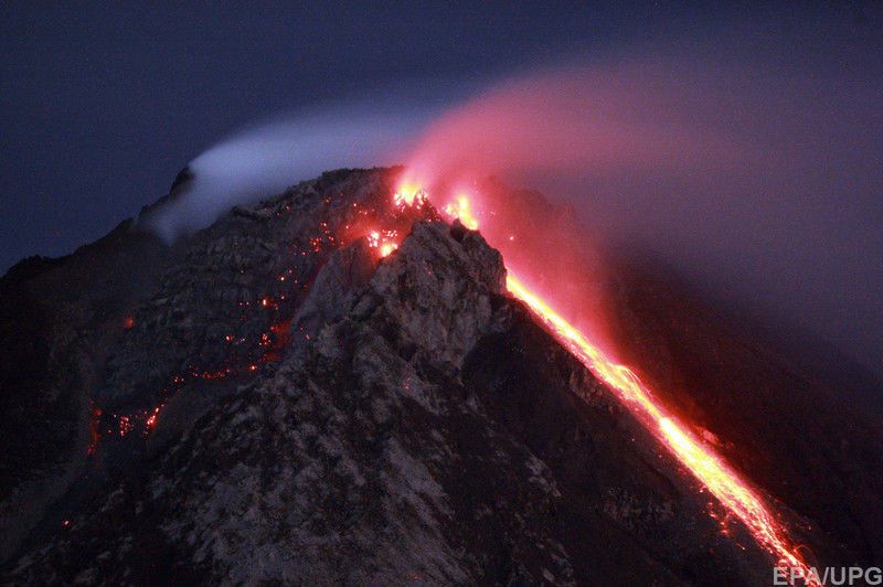 Тысячи жителей Суматры вынуждены бежать от масштабного извержения вулкана