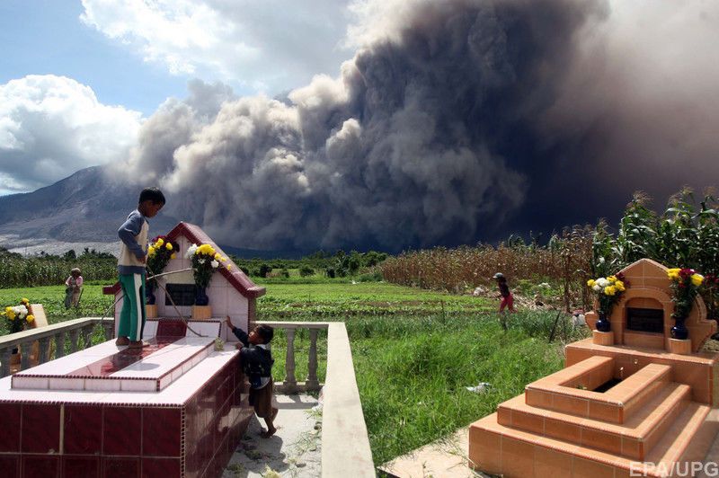 Тысячи жителей Суматры вынуждены бежать от масштабного извержения вулкана
