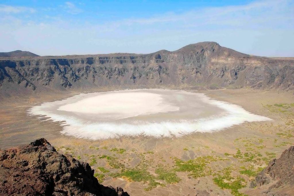 Чудеса Аравии: жемчужно-белый кратер Аль-Ваба