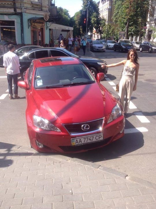 В Киеве красный "Лексус" стал героем парковки