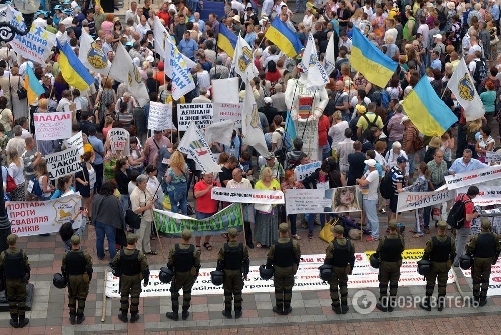 Постраждалі вкладники мітингують перед Радою і Кабміном: фото