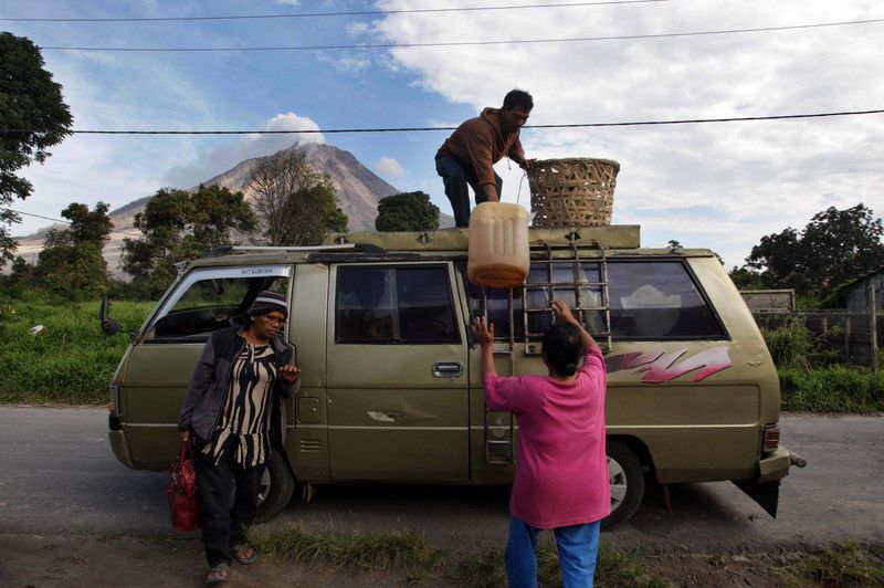 Тисячі жителів Суматри змушені тікати від масштабного виверження вулкана