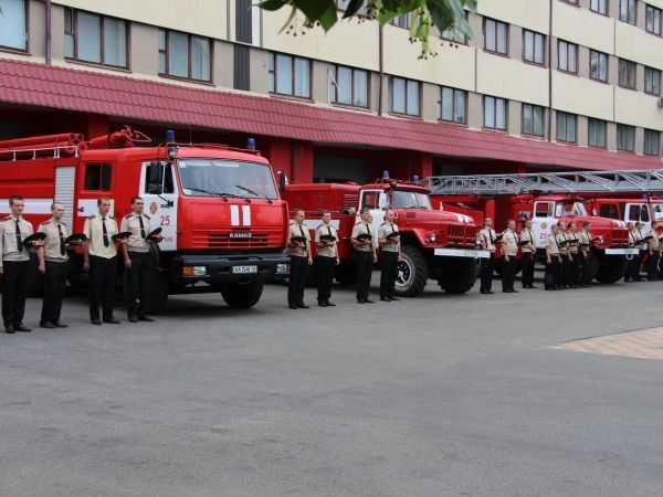 В Киеве похоронили трех спасателей, погибших при пожаре на нефтебазе