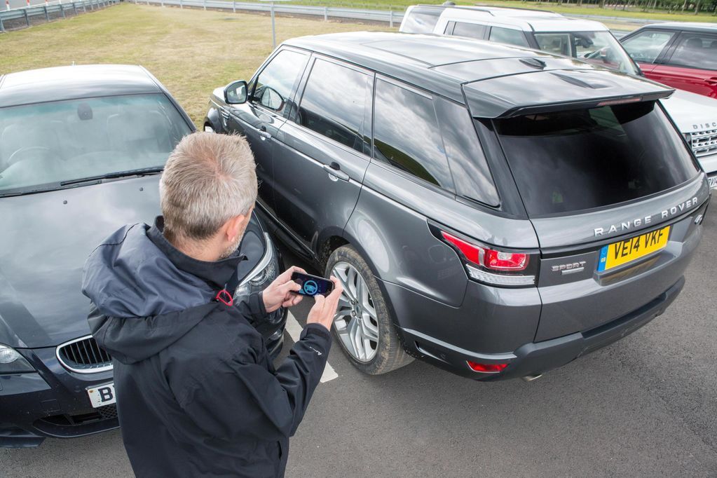 Водитель сможет управлять Range Rover со смартфона