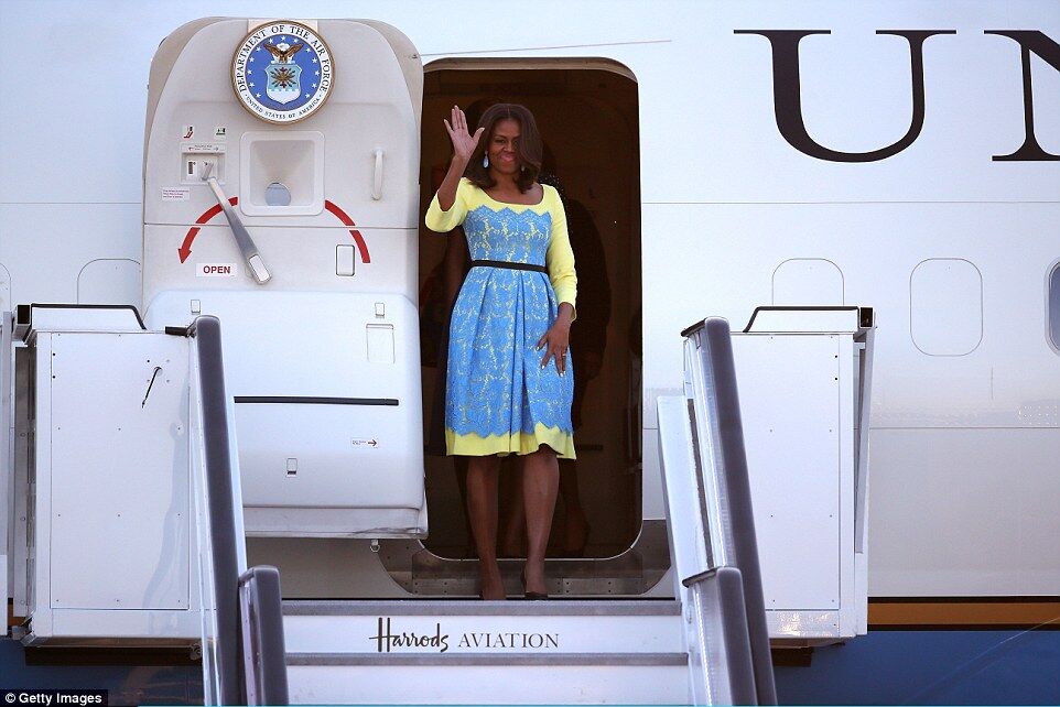 Мішель Обама з дочкою прилетіли до Британії в сукнях кольорів українського прапора 