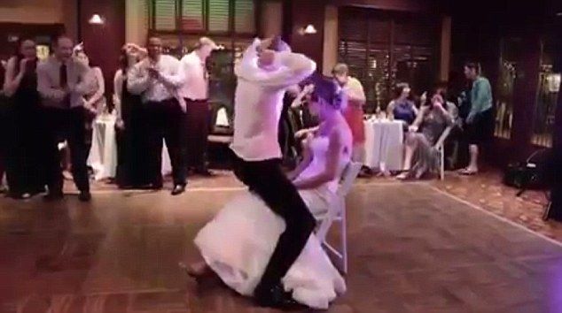 Пьяный жених любовным танцем довел невесту до слез: видеофакт
