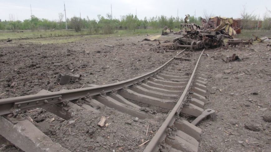 На місці вибуху в Донецьку утворилася величезна воронка: фотофакт