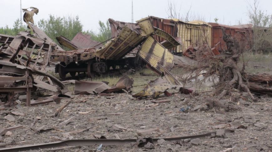 На місці вибуху в Донецьку утворилася величезна воронка: фотофакт