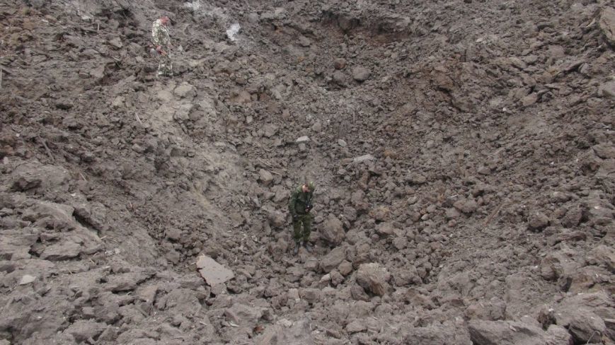 На месте взрыва в Донецке образовалась огромная воронка: фотофакт