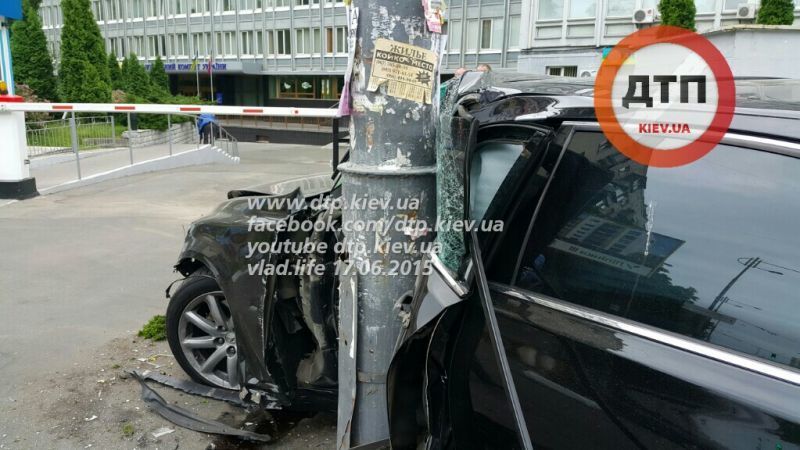 В Киеве "Лексус" вылетел на тротуар и протаранил столб: фото с места ДТП