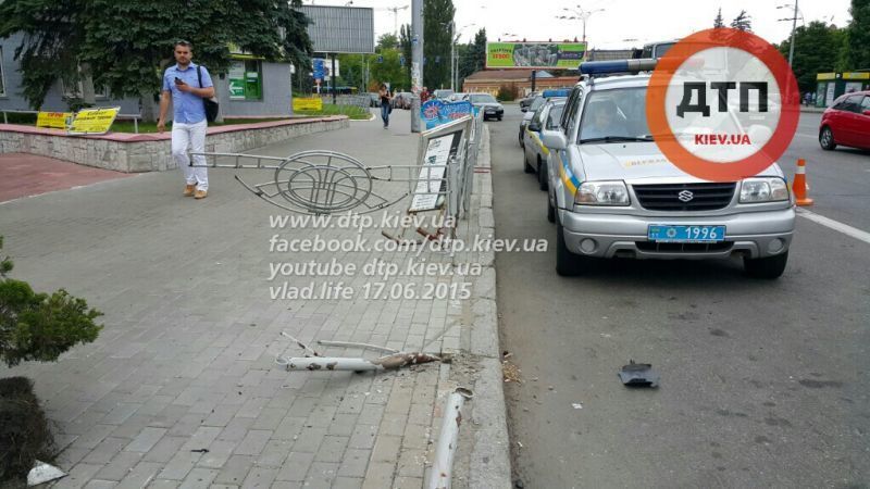 В Киеве "Лексус" вылетел на тротуар и протаранил столб: фото с места ДТП