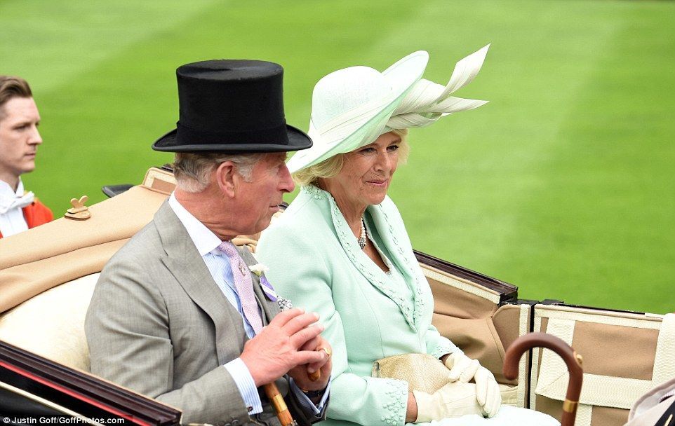На заметку Кате Осадчей: потрясающие шляпки, в которых британки ходят на скачки